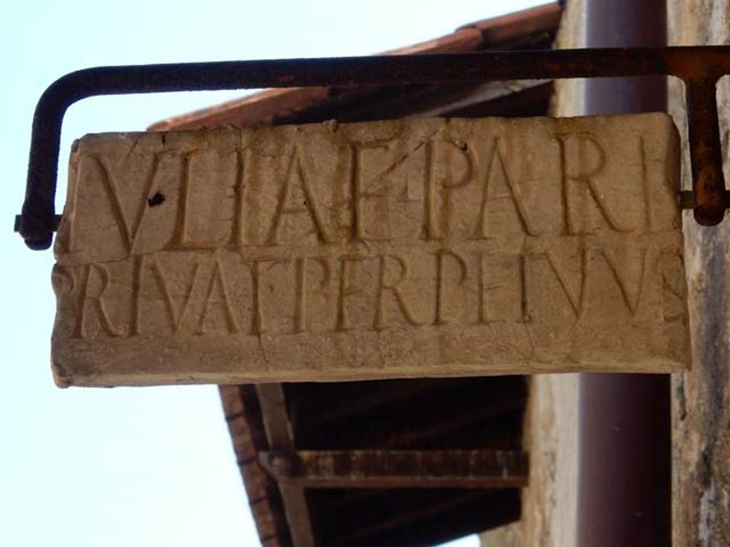 V.4 Herculaneum. May 2018. Marble plaque marking the property boundary belonging to JVLIAE PARIS.
This south side of the boundary marker would be for this property at V.3 and V.4. Photo courtesy of Buzz Ferebee.